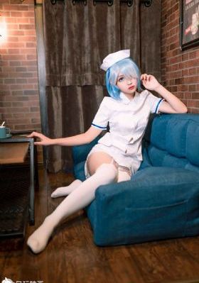 不系纽扣的女孩